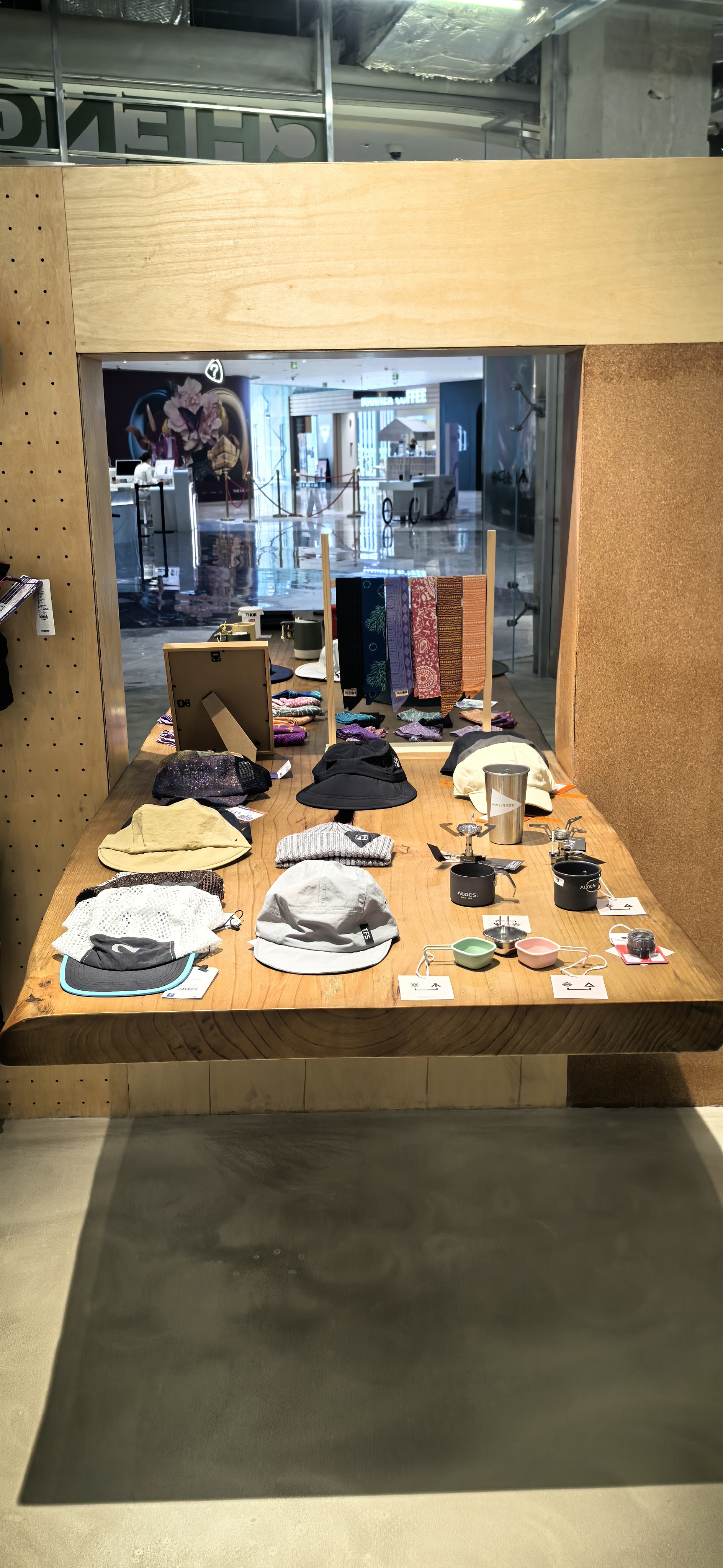 HOOWAY partner brands inside a premium mall-based buyer shop