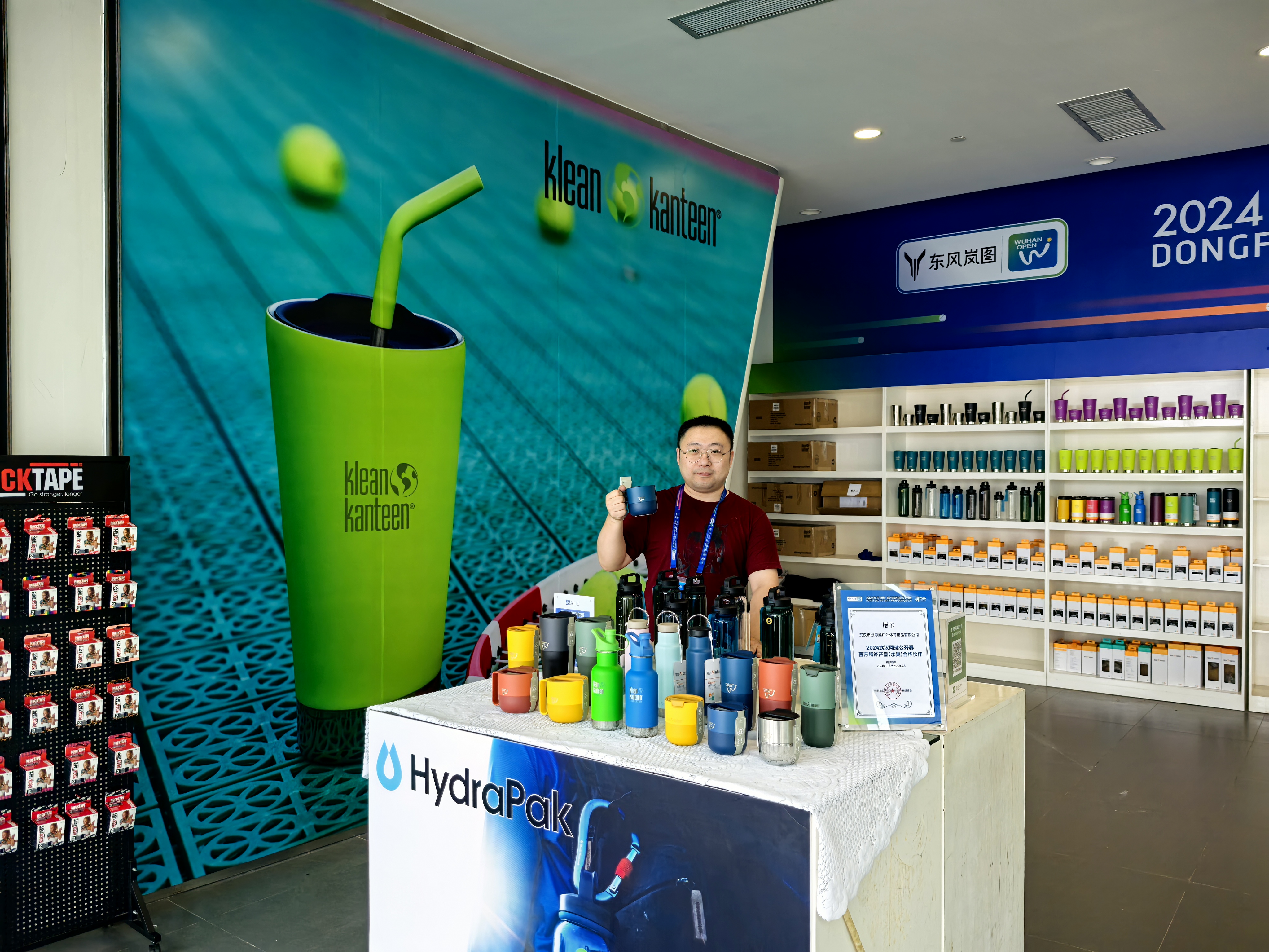 HOOWAY team at WTA tennis event with Klean Kanteen and Hydrapak booth