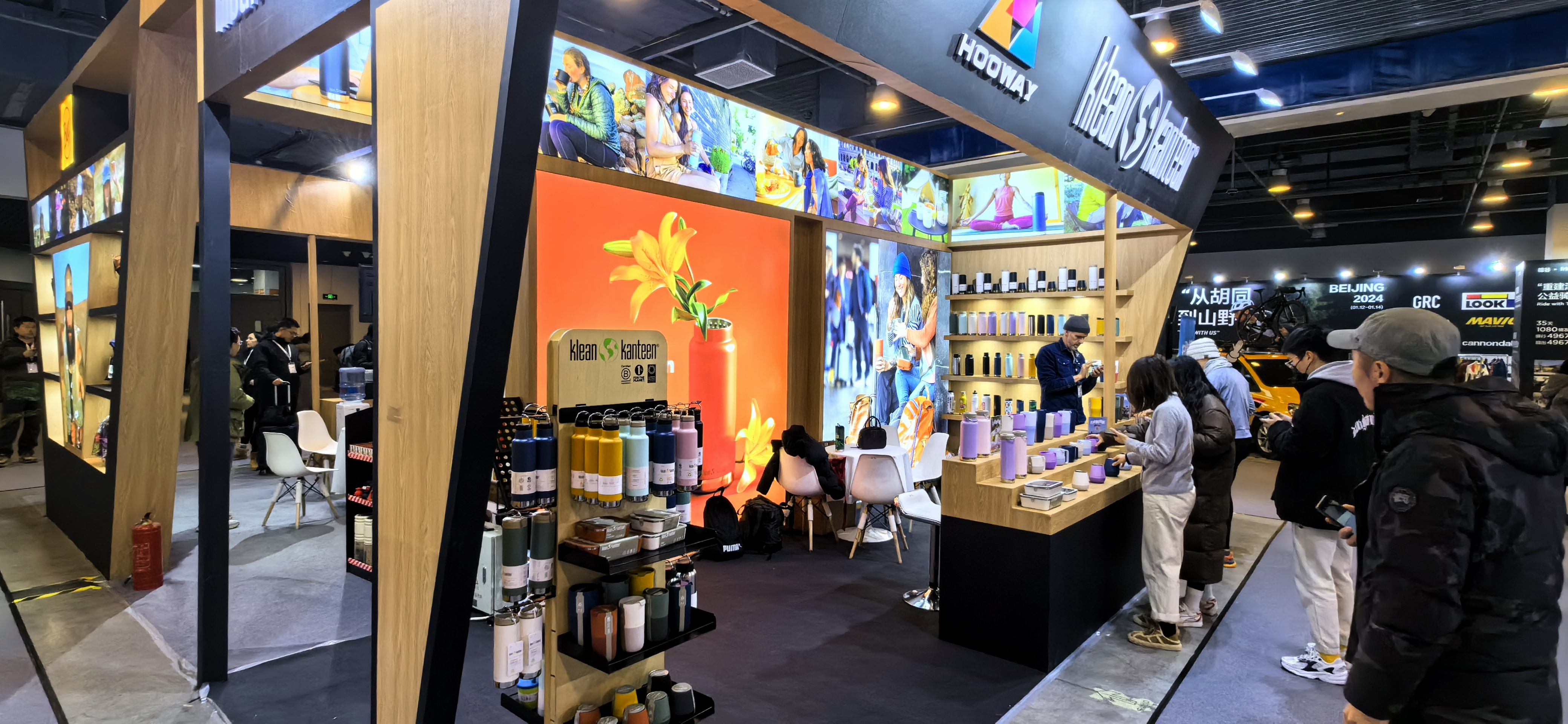 HOOWAY and Klean Kanteen booth side