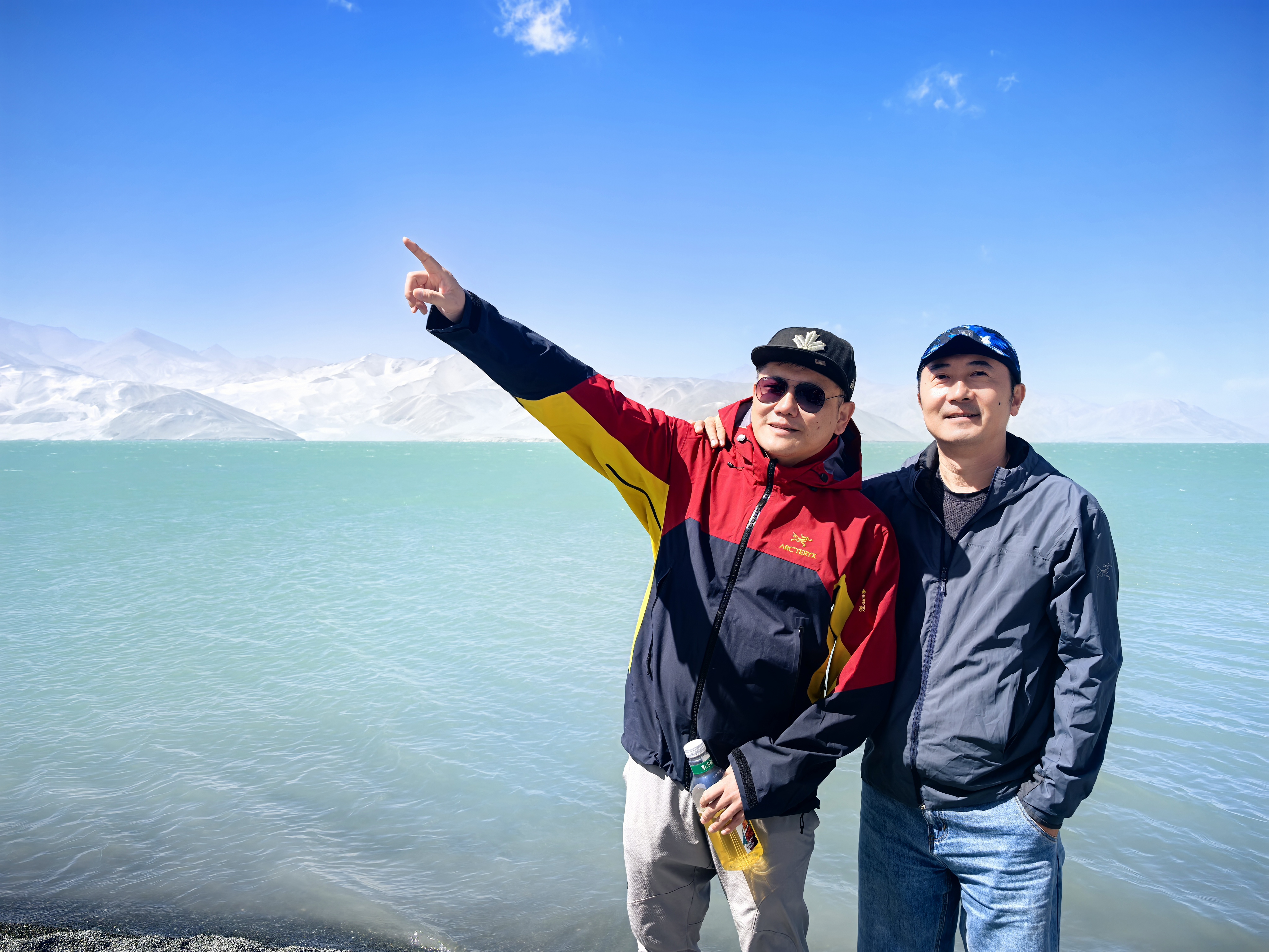Frank Gao, Founder, and Luo Hai (罗海), Co-founder — at a high-altitude lake in western China.